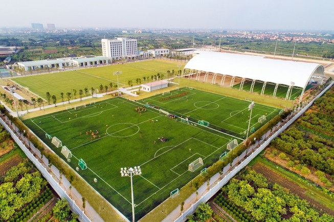 PVF chuyển giao, Tập đoàn giáo dục Văn Lang tặng 100 tỉ đồng