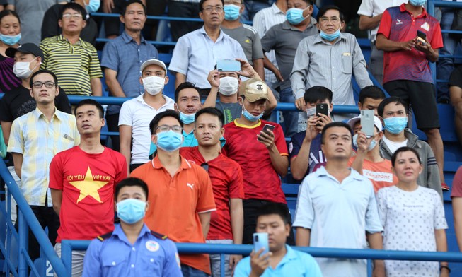 Thân nhiệt trên 37,5 độ C không được vào sân xem V-League