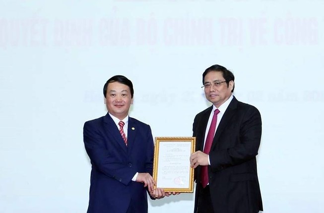 Trao quyết định của Bộ Chính trị cho ông Hầu A Lềnh