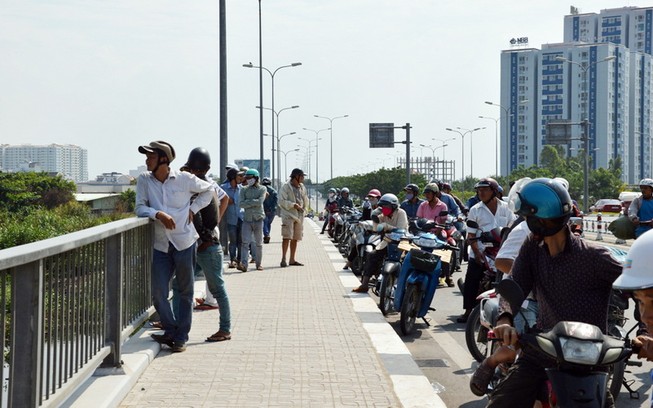 Tắc nghẽn giao thông vì xác người dưới kênh