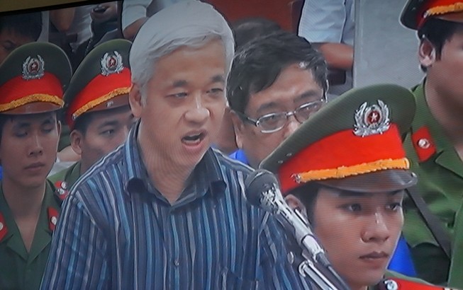 Bầu Kiên tranh luận, chủ tọa liên tục nhắc nhở bị cáo kìm chế cảm xúc