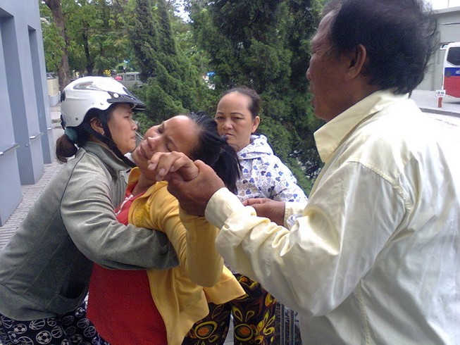 Vụ trẻ tử vong, người nhà vây BV: Lãnh đạo BV né tránh trả lời báo chí