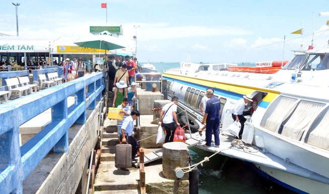 Không được mua đồ “chợ trời” gắn vào tàu cánh ngầm