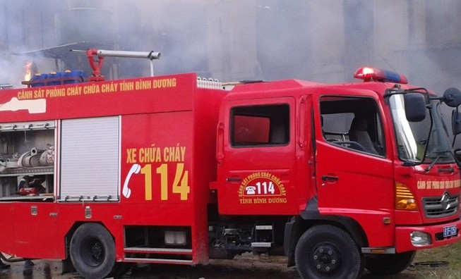 Cháy lớn tại công ty giầy da ở Bình Dương