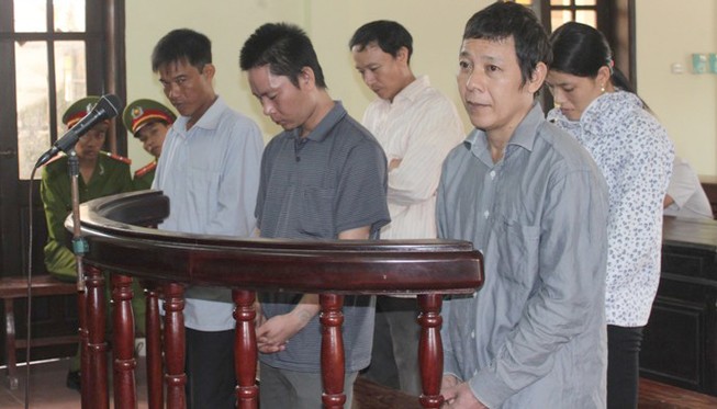 Hò hét, ném đá lãnh đạo lĩnh 117 tháng tù