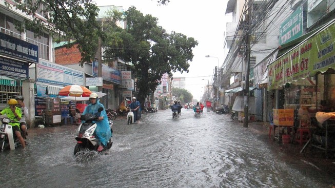 Mưa lớn nhiều tuyến đường ngập như sông