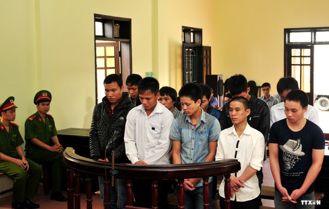 Tuyên án 10 người đập phá, đốt cháy xe công an
