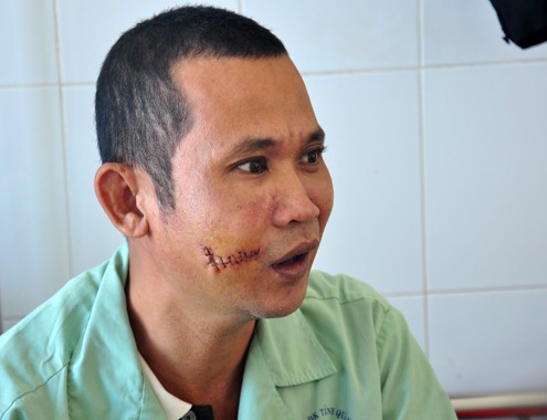 Đột nhập, rình trước cửa phòng ngủ đâm chủ nợ giữa khuya
