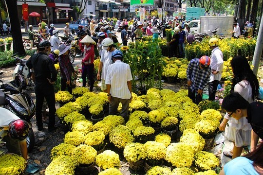 Hàng ngàn người Sài Gòn mua hoa giảm giá chiều 30 Tết