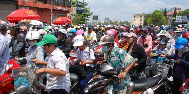 Hàng ngàn người Sài Gòn đội nắng nhận... thức ăn nhanh miễn phí