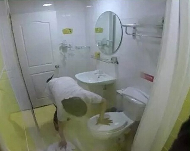 Khách sạn “xịn” phục vụ khăn tắm cho khách sau khi... lau bồn cầu