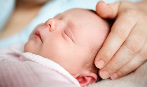 Cách ngừa bị bẹt đầu ở trẻ sơ sinh