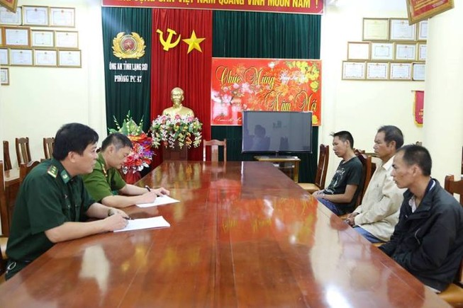 Bắt 3 người Trung Quốc trang bị vũ khí vào VN để… bán ma túy