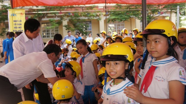 Trao tặng 1.300 mũ bảo hiểm cho học sinh