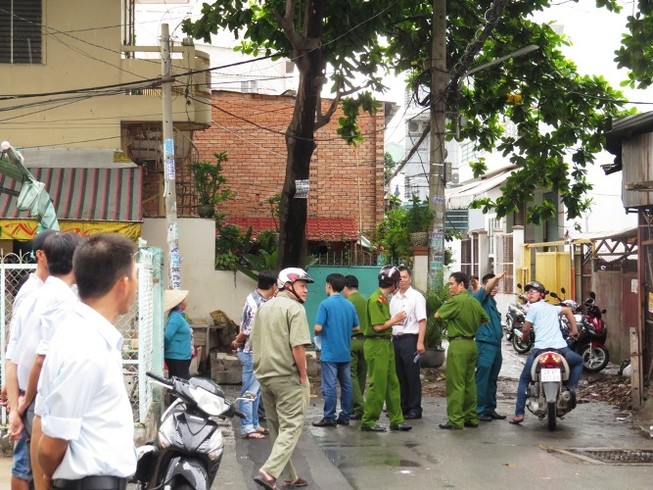 Hàng trăm người hoảng loạn vì 'mìn' trước nhà dân
