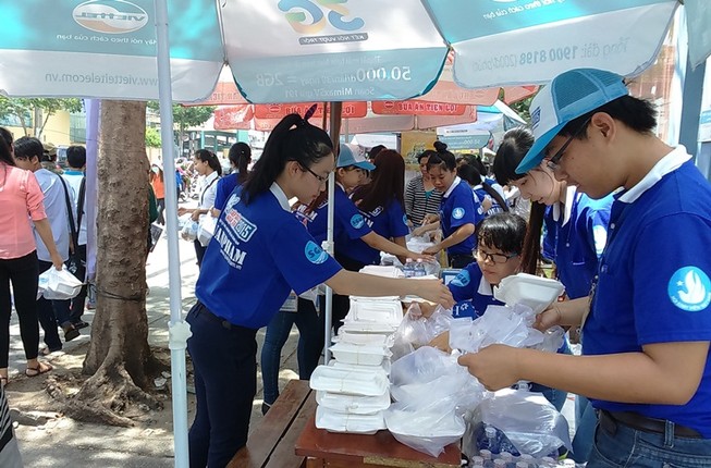 Nhật ký đội tiếp sức mùa thi: ‘Hôm nay cả đội được ăn cơm gà’
