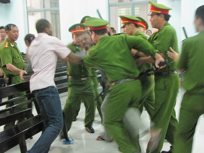 Bị hoãn xử, 2 ông Tây ‘quậy’ tưng bừng tòa án