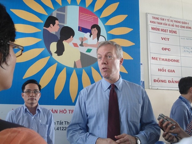 Đại sứ Hoa Kỳ thăm bệnh nhân HIV/AIDS TP.HCM