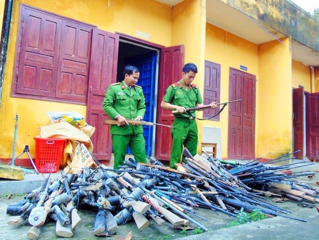 Quảng Nam: Người dân giao nộp gần 200 khẩu súng tự chế
