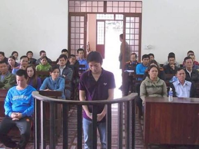 Giả công an ép nữ sinh vào nghĩa trang xâm hại
