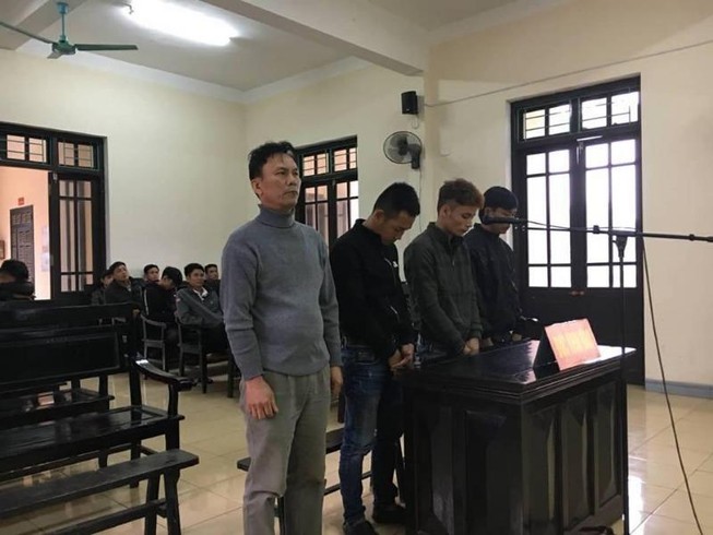 Gắn súng bắn điện vào xe, nhóm cẩu tặc bắt 20 con chó