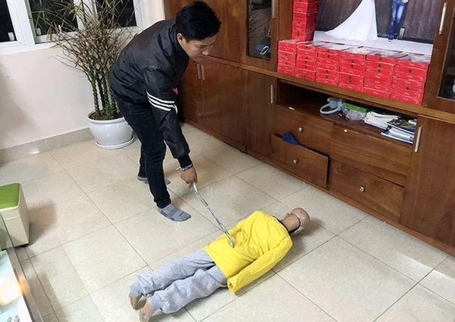 Cha đẻ cùng mẹ kế bạo hành con trai 10 tuổi sắp hầu tòa