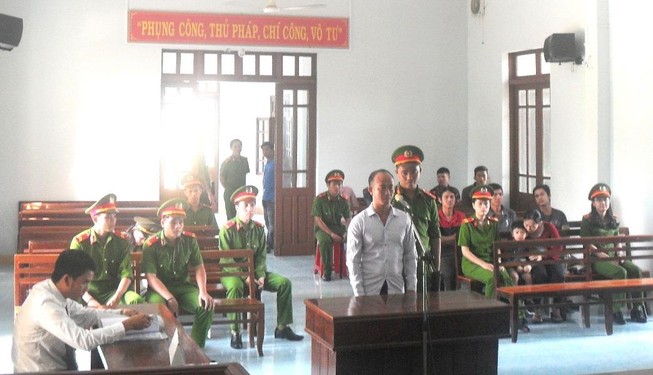 ‘Chí Phèo’ quậy tưng UBND, bóp cổ… trưởng công an thị trấn