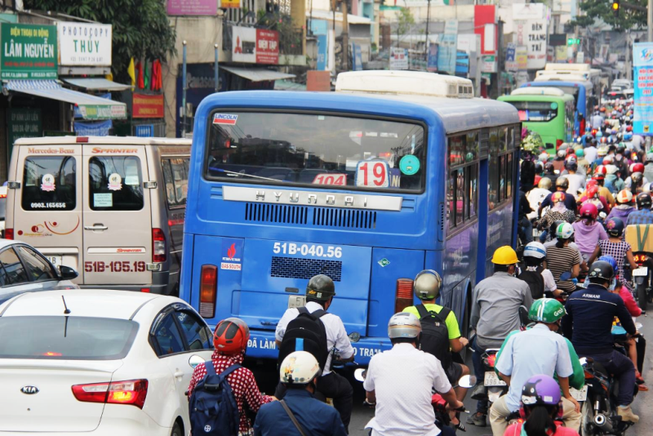 Người dân TP ùn ùn nghỉ Tết Dương lịch sớm