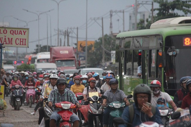 Người miền Tây ùn ùn về quê ăn Tết