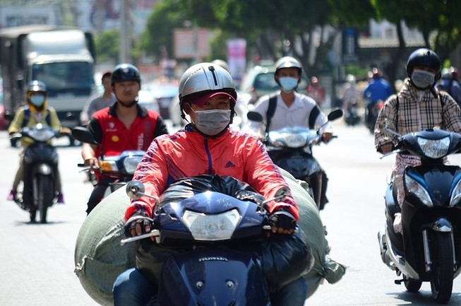 TPHCM: Cảnh báo khi đi ra đường ngày nắng nóng