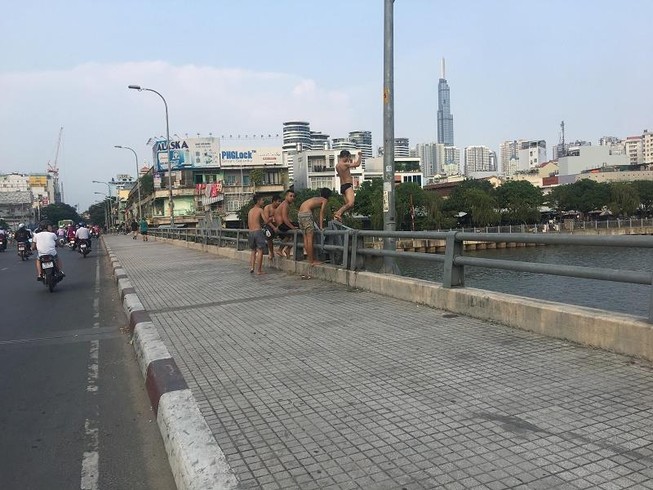 Trẻ em nhảy cầu, tắm kênh Nhiêu Lộc: Nguy hiểm!