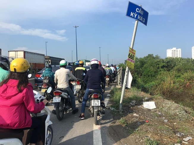 Nút giao Mỹ Thủy kẹt tứ tung trong sáng 14-5