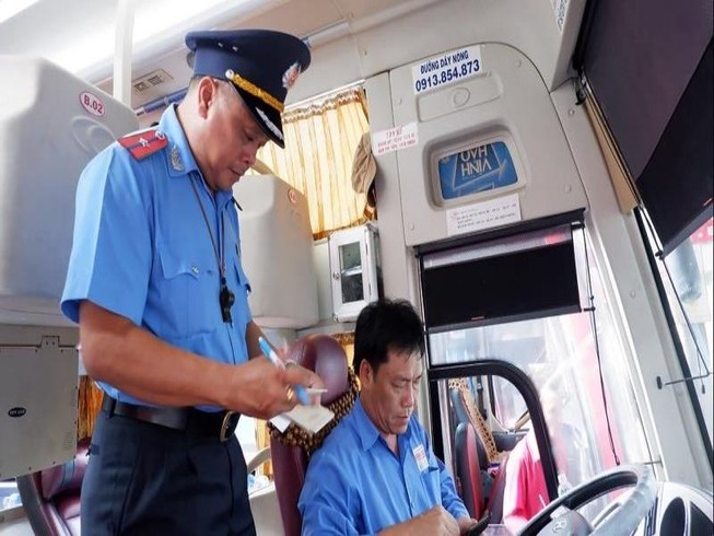 Phạt nặng xe chở khách không gắn phù hiệu xe hợp đồng