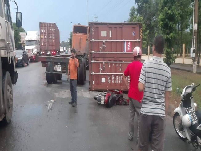 Xe container làm rớt thùng ngã đè một phụ nữ đi xe máy
