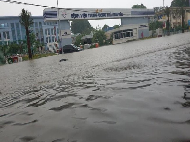 Mưa lớn, TP Thái Nguyên hóa thành sông