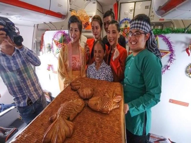 Bà Tân Vlog mang bánh khổng lồ lên máy bay, Jetstar nói gì?