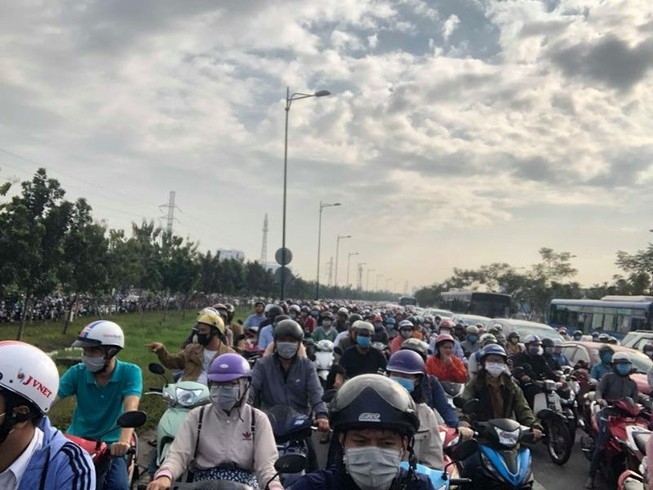 Đường Phạm Văn Đồng kẹt xe nghiêm trọng