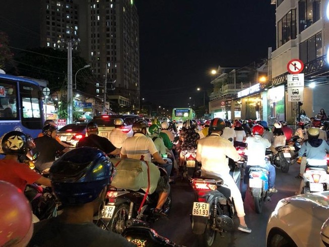 Kẹt xe nghiêm trọng ở khu vực Tân Sơn Nhất