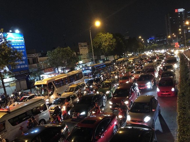 Kẹt xe nghiêm trọng tại vòng xoay Hàng Xanh
