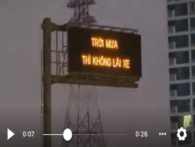 VEC E xin lỗi vì 'trời mưa thì không lái xe'