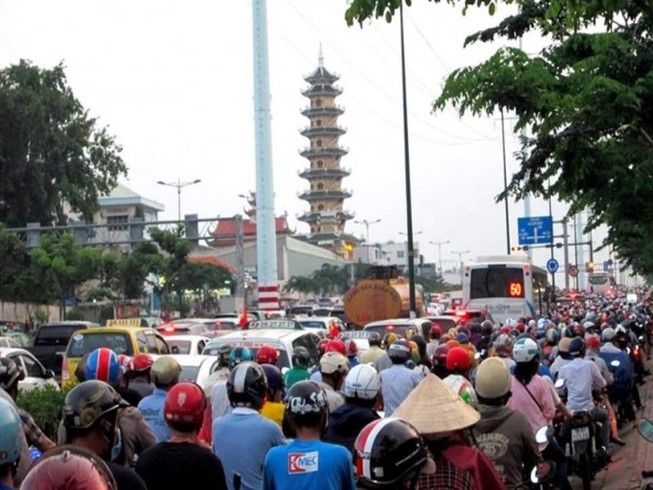 Cả khu vực Phạm Văn Đồng kẹt xe do giải đua xe đạp