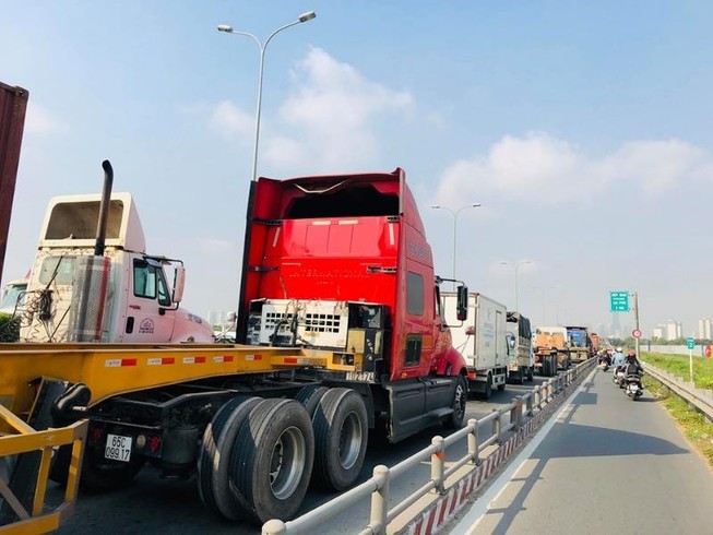 Dân mệt mỏi với kẹt xe đường Vành đai 2