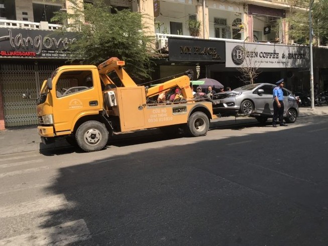 CSGT kéo 5 xe đậu sai quy định về trụ sở