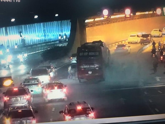 Xe khách chập bình ắc quy, cháy trong hầm sông Sài Gòn