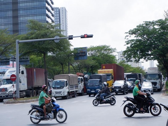 TP.HCM: Xe khách, taxi, xe công nghệ hoạt động trở lại