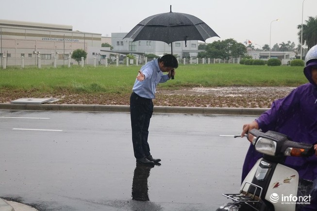 Tổng giám đốc người Nhật cúi chào khách mua xăng