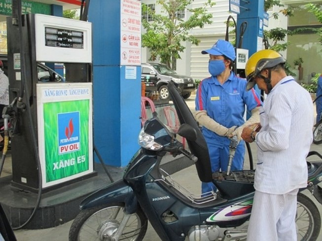 Giá xăng A95 âm thầm tăng mạnh, 'cắn răng' mua