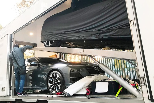 Mẫu xe Sedan được dỡ bạt để tài xế di chuyển vào gian hàng triển lãm Paris Motors Show