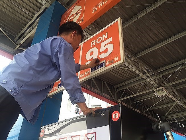 Từ 15 giờ chiều nay, 6.10, mỗi lít xăng E5RON92 tăng thêm 675 đồng, trong khi xăng RON95III tăng 577 đồng/lít