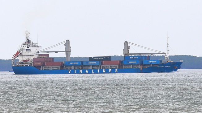 Lạ: Vinalines bị khóa giao dịch ngay khi vừa chào sân